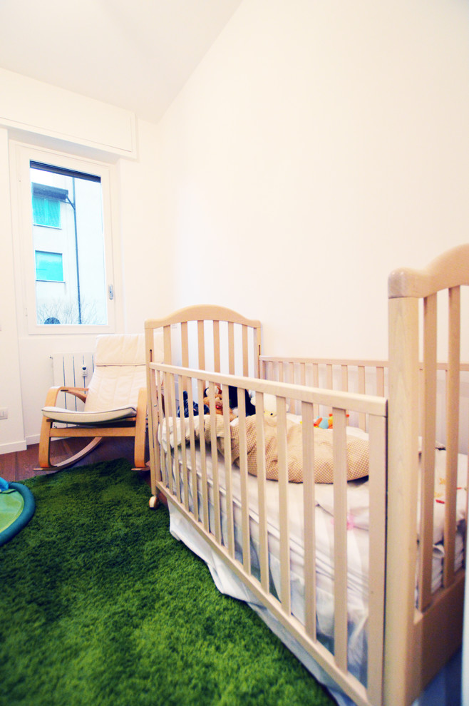 Idee per una cameretta per bambini da 1 a 3 anni minimal di medie dimensioni con pareti bianche, parquet scuro e pavimento marrone