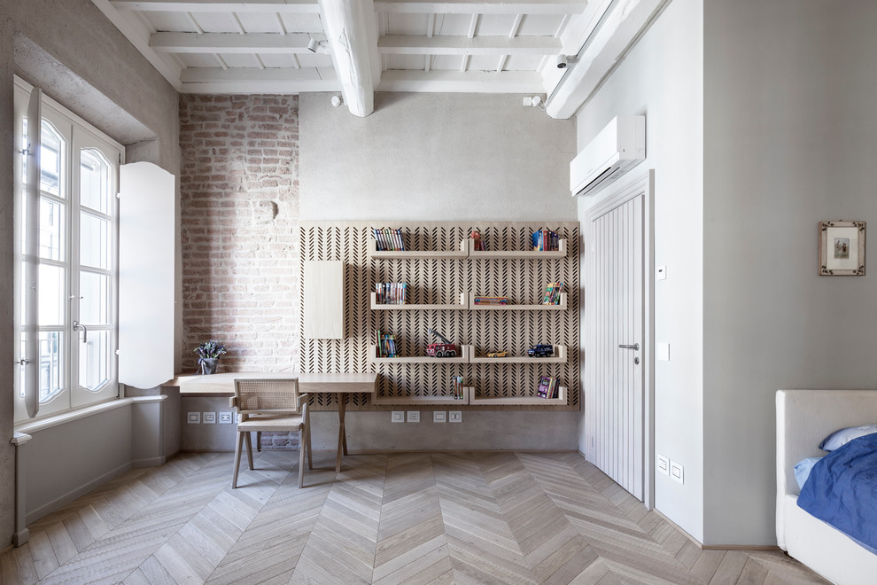 Idée de décoration pour une grande chambre de garçon design avec parquet clair.