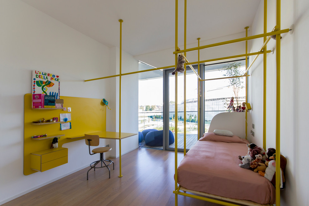 Exempel på ett litet industriellt flickrum kombinerat med sovrum, med vita väggar, mellanmörkt trägolv och brunt golv