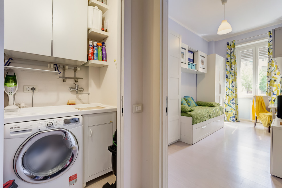 Ispirazione per una cameretta per bambini moderna di medie dimensioni con pareti multicolore, pavimento in laminato e pavimento beige