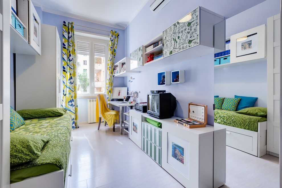 Imagen de habitación infantil unisex contemporánea de tamaño medio con escritorio, suelo laminado, suelo beige y paredes azules
