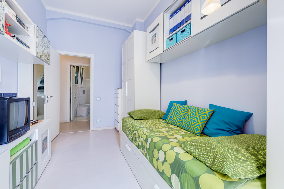 Ispirazione per una cameretta per bambini moderna di medie dimensioni con pareti multicolore, pavimento in laminato e pavimento beige