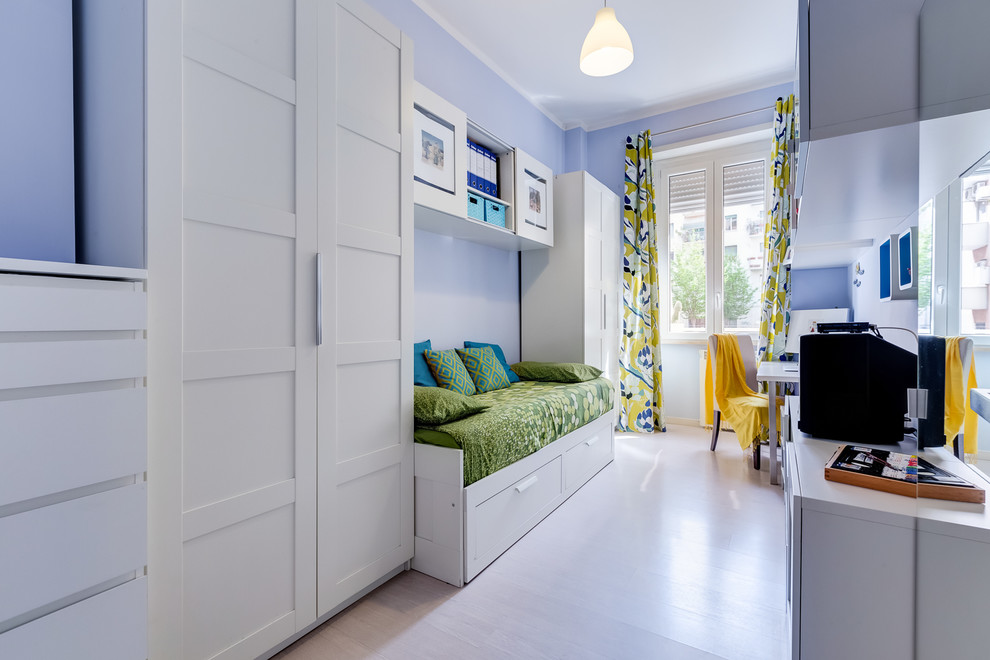Ejemplo de habitación infantil unisex minimalista de tamaño medio con escritorio, paredes multicolor, suelo laminado y suelo beige