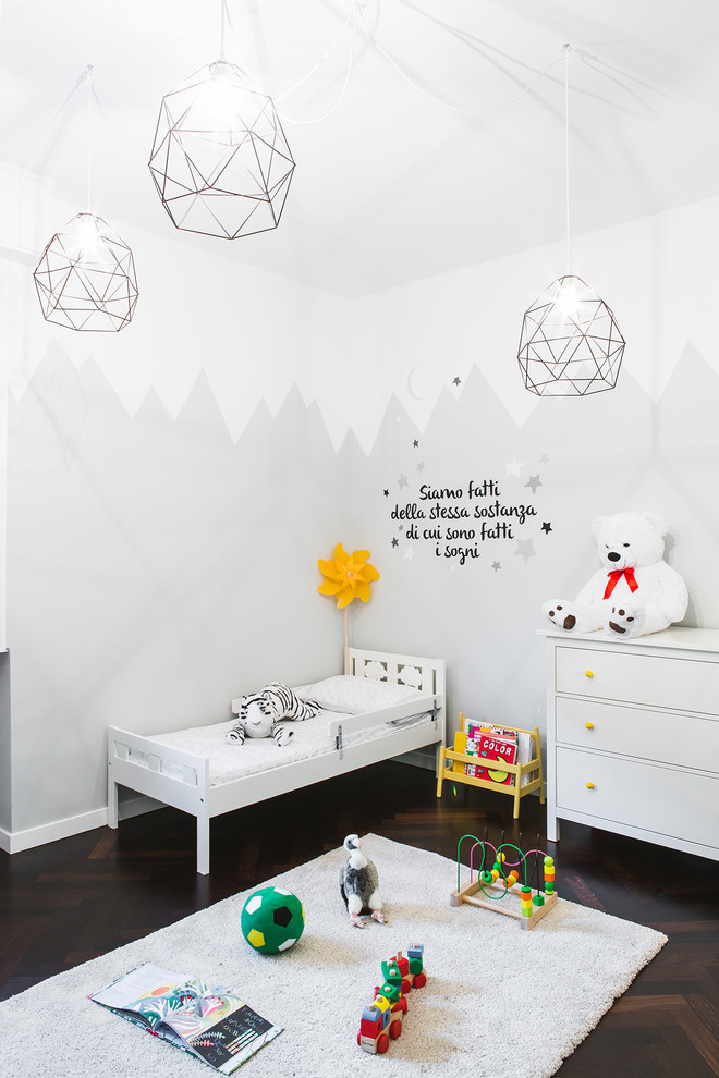 Пример оригинального дизайна: нейтральная детская среднего размера в стиле неоклассика (современная классика) с спальным местом, разноцветными стенами, темным паркетным полом и коричневым полом для ребенка от 1 до 3 лет