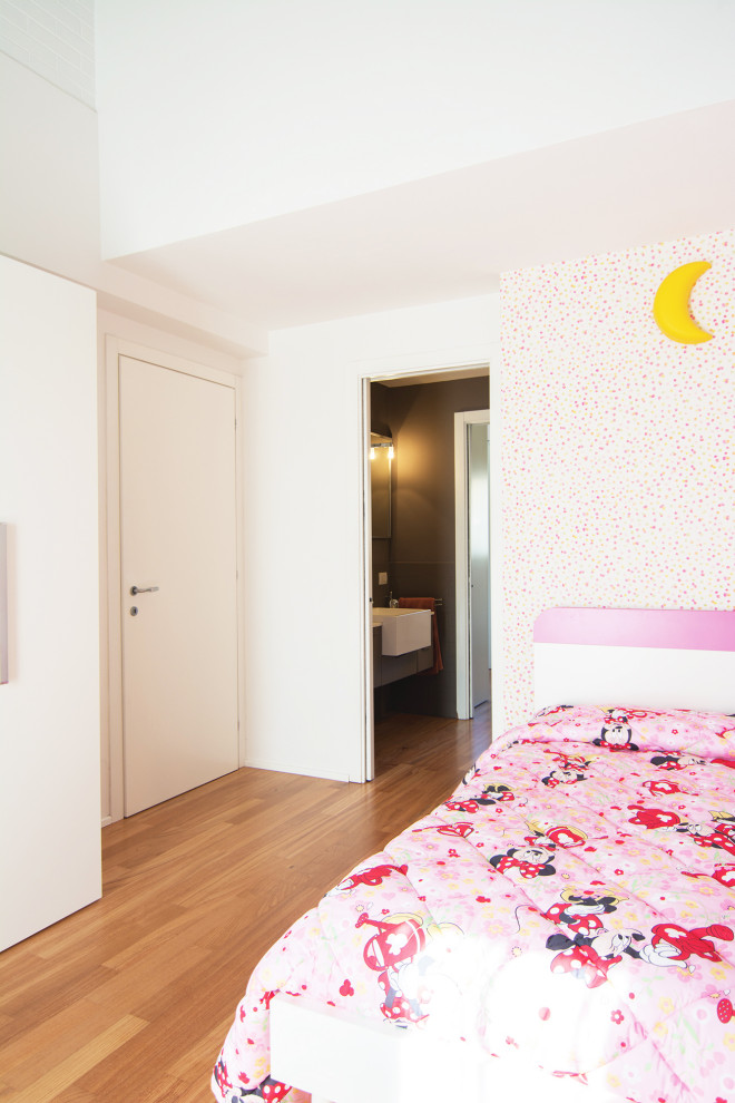 Diseño de dormitorio infantil de 1 a 3 años actual pequeño con paredes multicolor y suelo de madera pintada