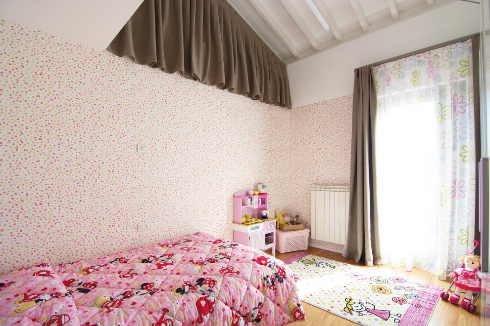 Ispirazione per una piccola cameretta per bambini da 1 a 3 anni design con pareti multicolore e pavimento in legno verniciato