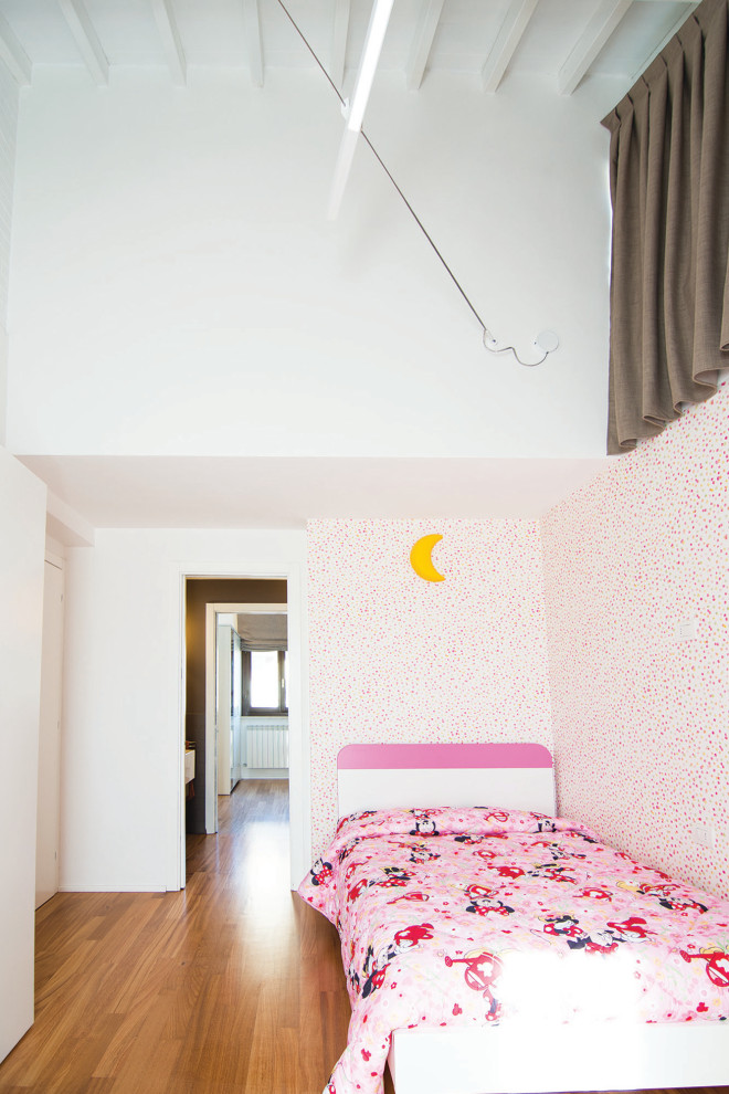 Esempio di una piccola cameretta per bambini da 1 a 3 anni design con pareti multicolore e pavimento in legno verniciato