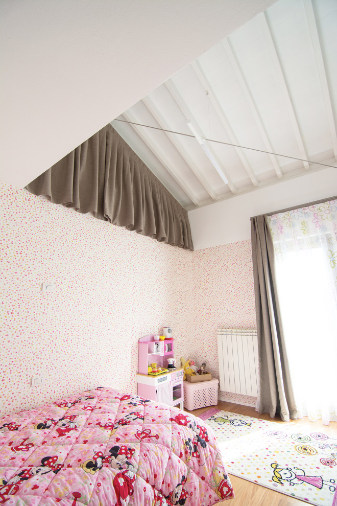 Esempio di una piccola cameretta per bambini da 1 a 3 anni minimal con pareti multicolore e pavimento in legno verniciato