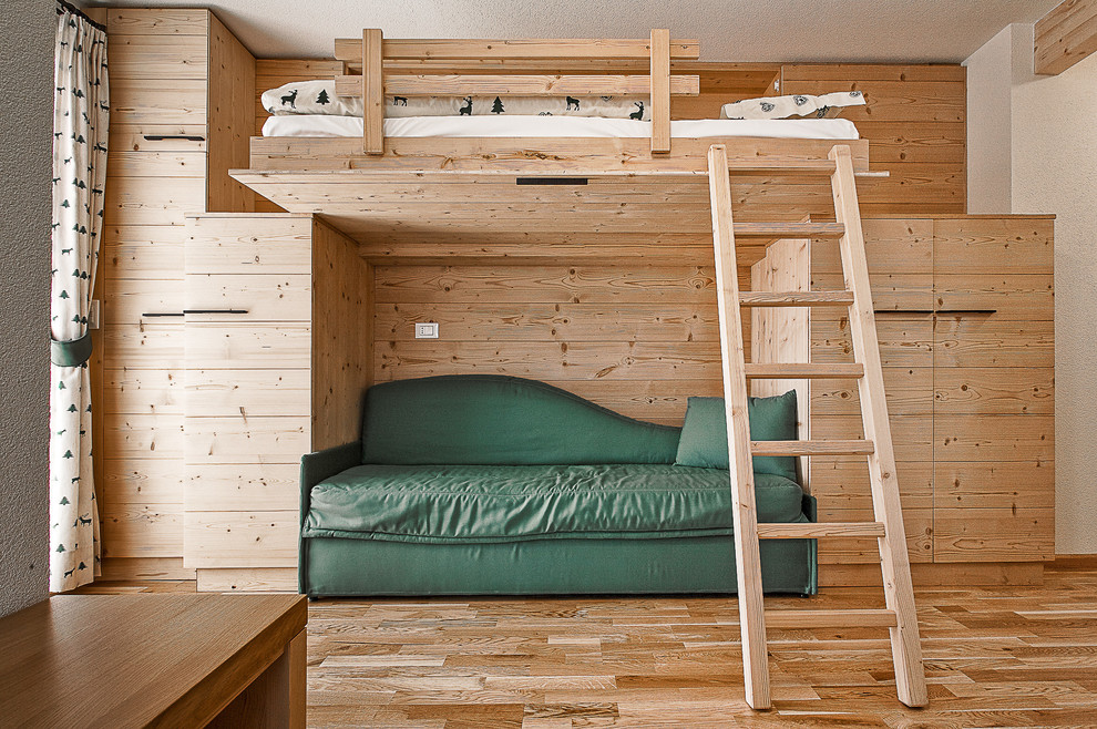 Cette photo montre une chambre d'enfant montagne avec parquet clair et un lit superposé.
