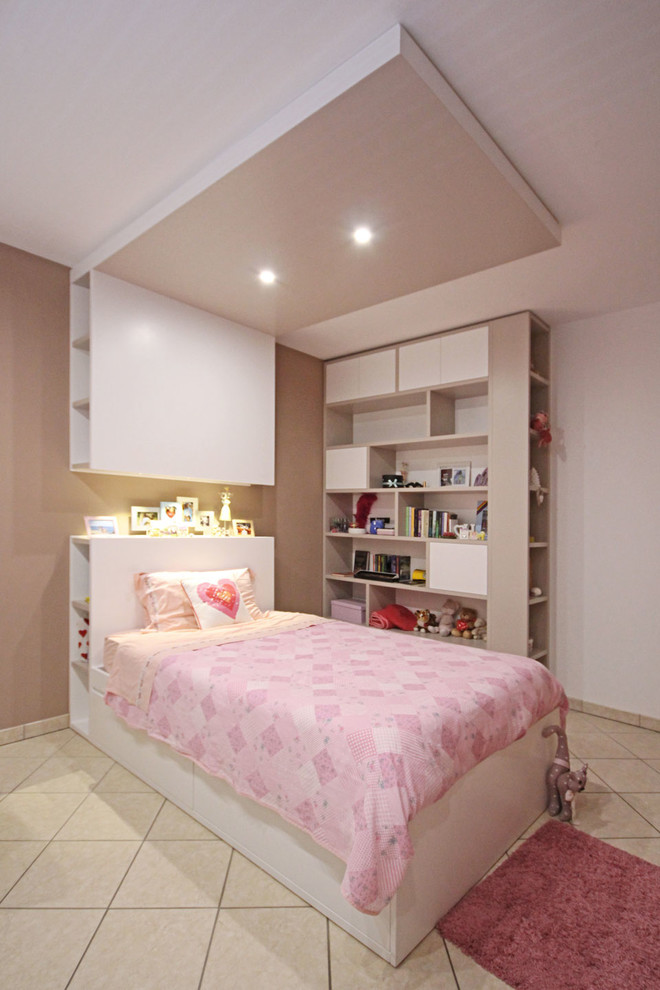 Modelo de dormitorio infantil moderno grande con paredes multicolor, suelo de baldosas de cerámica y suelo multicolor