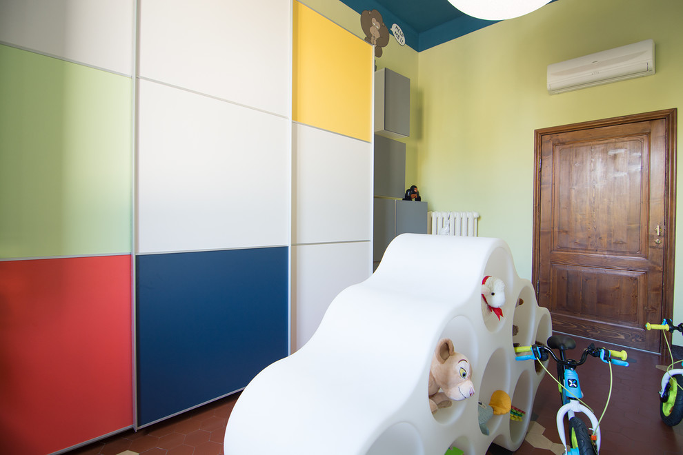 Идея дизайна: нейтральная детская с игровой среднего размера в современном стиле с разноцветными стенами и полом из терракотовой плитки для ребенка от 1 до 3 лет