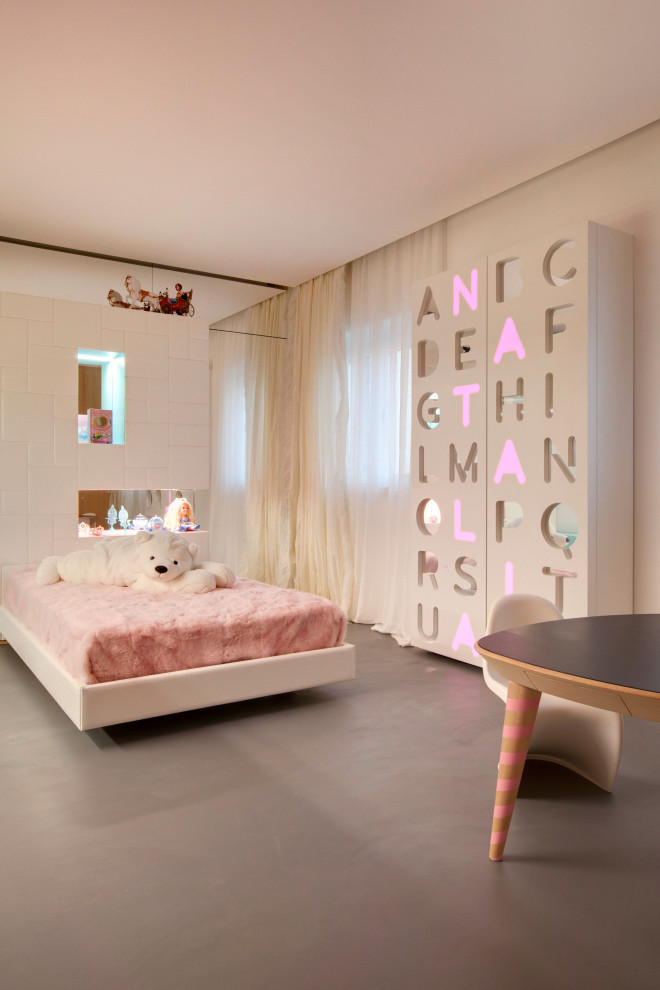 Idéer för att renovera ett stort funkis flickrum kombinerat med sovrum och för 4-10-åringar, med betonggolv