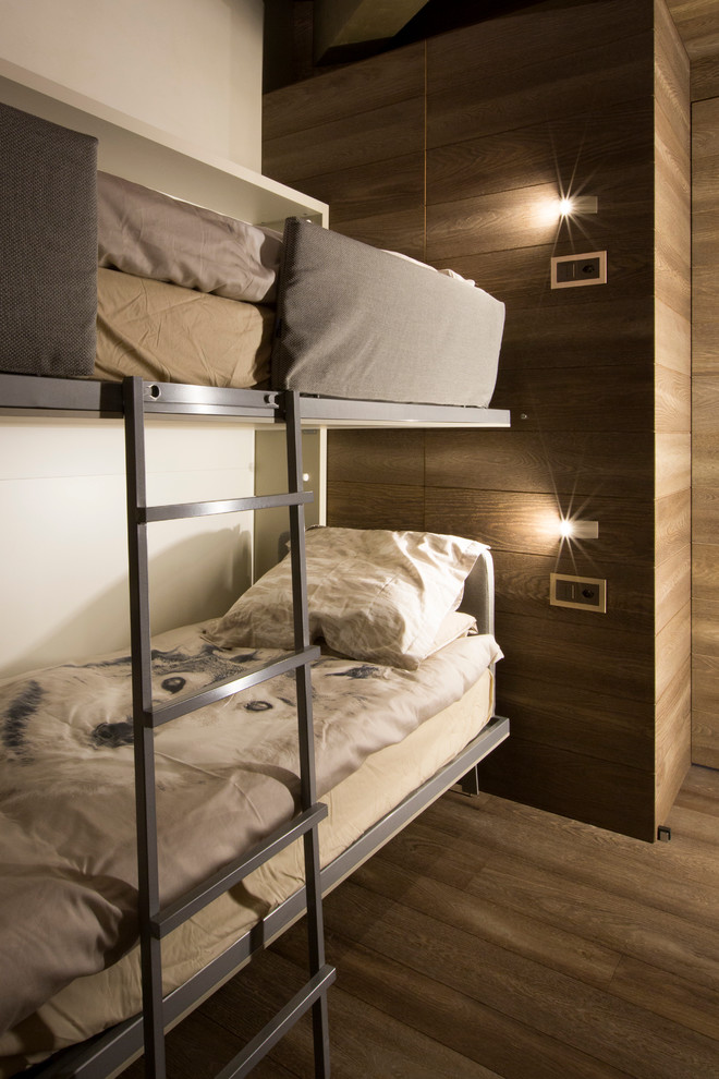 Idéer för ett rustikt könsneutralt barnrum kombinerat med sovrum och för 4-10-åringar, med vita väggar och mellanmörkt trägolv