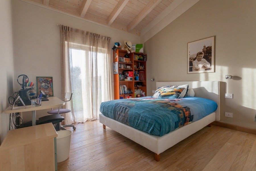 Landhaus Mädchenzimmer mit Schlafplatz und beiger Wandfarbe in Sonstige