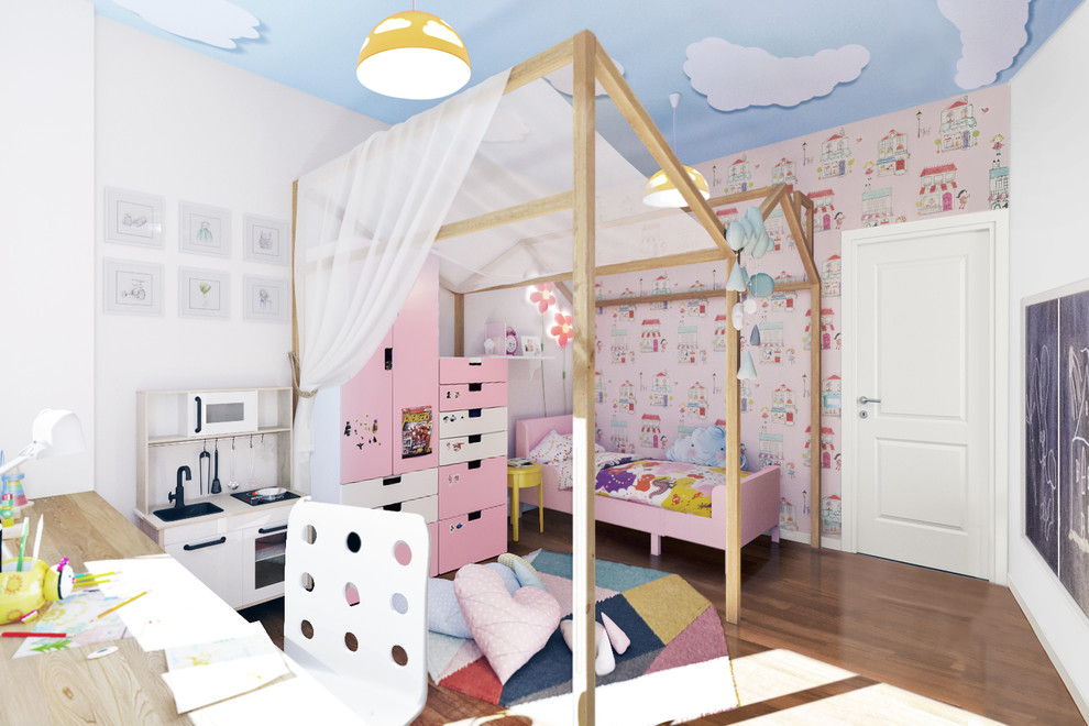 Imagen de dormitorio infantil de 4 a 10 años moderno pequeño con paredes rosas y suelo de madera oscura