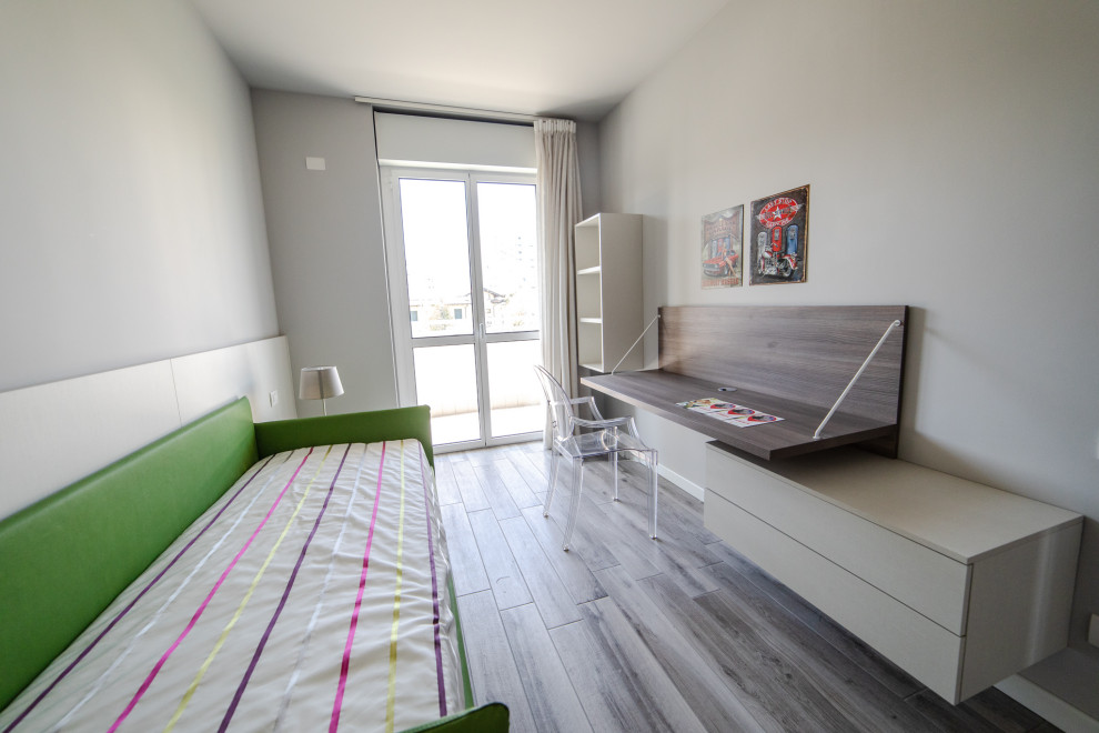Mittelgroßes, Neutrales Modernes Jugendzimmer mit Schlafplatz, grauer Wandfarbe, Porzellan-Bodenfliesen und grauem Boden in Mailand