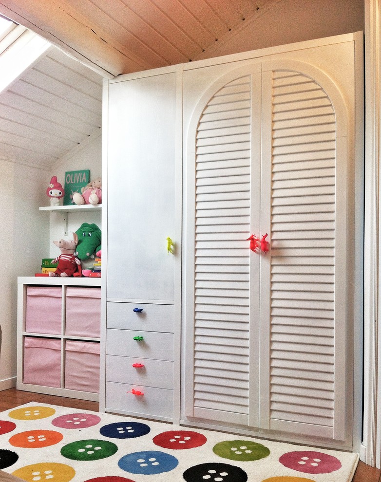 Inspiration för ett eklektiskt flickrum kombinerat med sovrum och för 4-10-åringar, med vita väggar, mellanmörkt trägolv och brunt golv