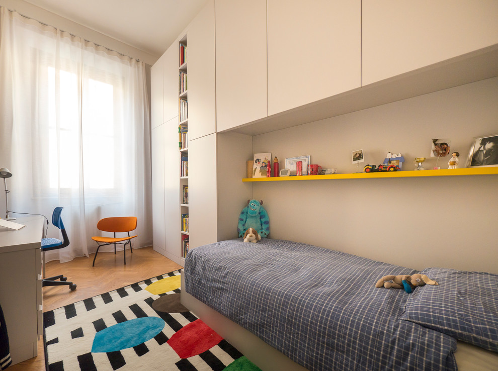 Diseño de dormitorio infantil de 4 a 10 años actual pequeño con paredes multicolor y suelo de madera clara