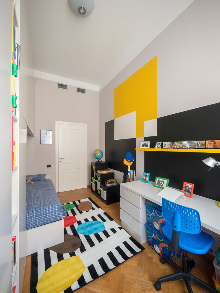 Foto på ett litet funkis pojkrum kombinerat med sovrum och för 4-10-åringar, med flerfärgade väggar och ljust trägolv