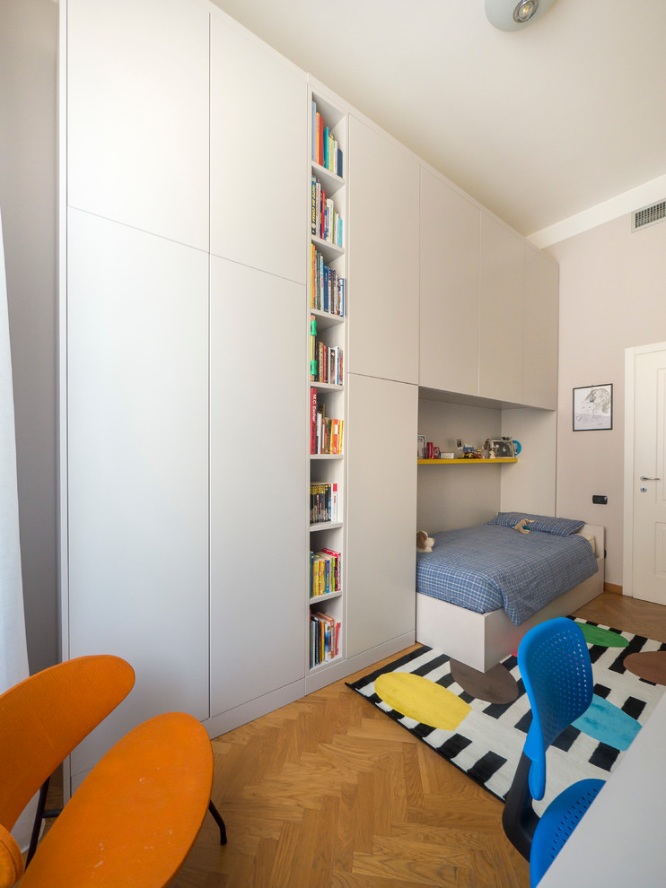 Ispirazione per una piccola cameretta per bambini da 4 a 10 anni minimal con pareti multicolore e parquet chiaro