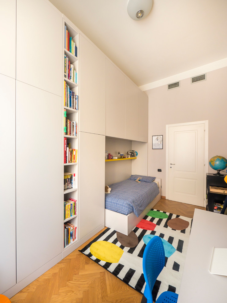 Diseño de dormitorio infantil de 4 a 10 años actual pequeño con paredes multicolor y suelo de madera clara