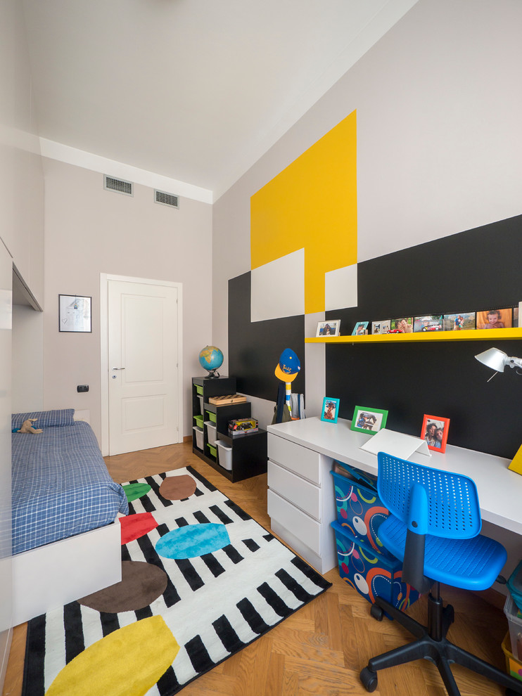 Kleines Modernes Jungszimmer mit Schlafplatz, bunten Wänden und hellem Holzboden in Mailand