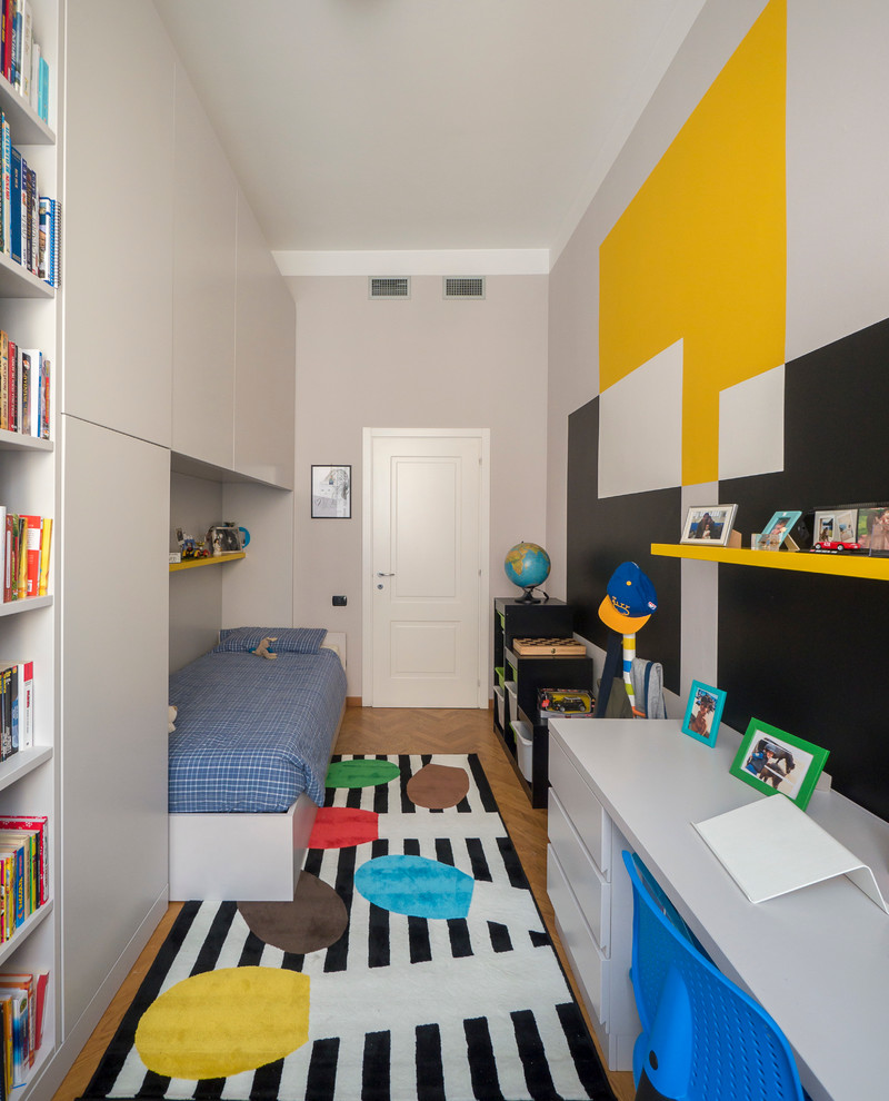 Idéer för ett litet modernt pojkrum kombinerat med sovrum och för 4-10-åringar, med flerfärgade väggar och ljust trägolv