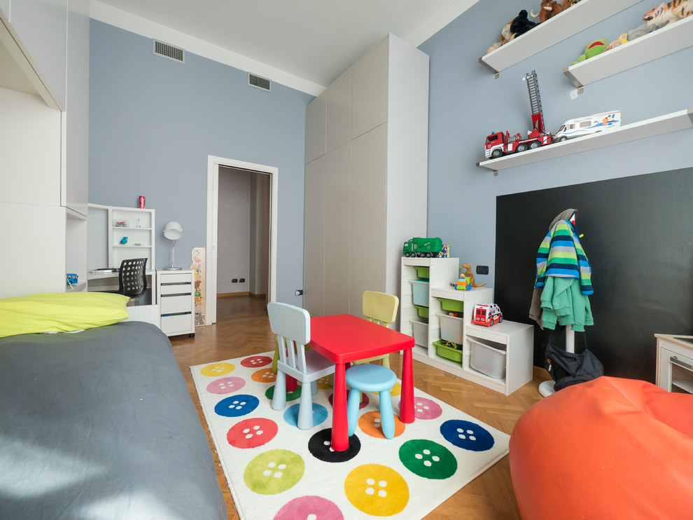 Inspiration pour une grande chambre d'enfant de 4 à 10 ans design avec un mur bleu et parquet clair.