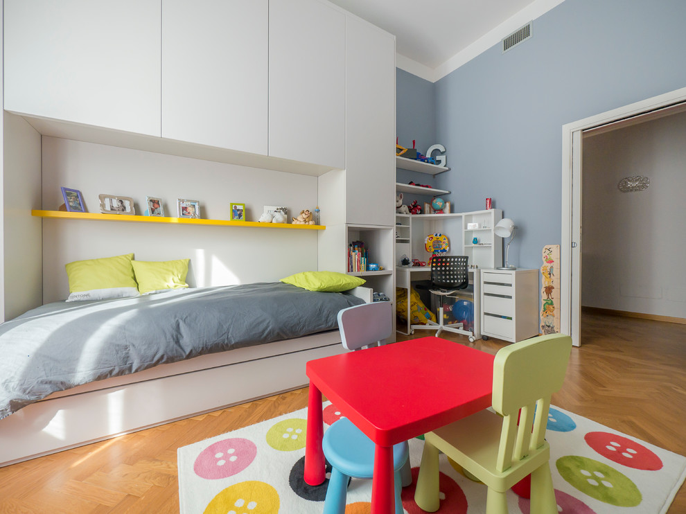 Идея дизайна: большая детская в современном стиле с спальным местом, синими стенами и светлым паркетным полом для ребенка от 4 до 10 лет, мальчика