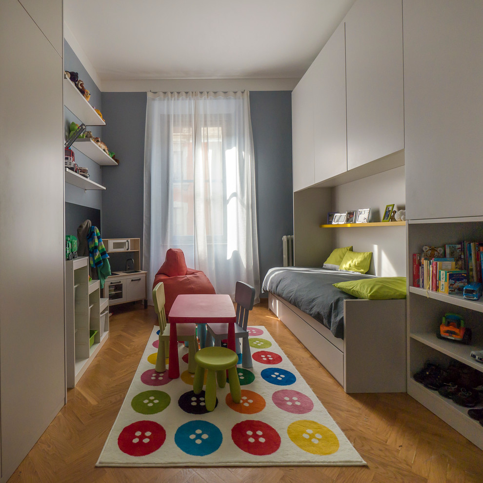 Пример оригинального дизайна: большая детская в современном стиле с спальным местом, синими стенами и светлым паркетным полом для ребенка от 4 до 10 лет, мальчика