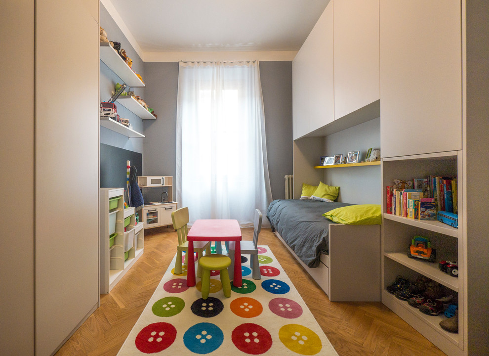 Пример оригинального дизайна: большая детская в современном стиле с спальным местом, синими стенами и светлым паркетным полом для ребенка от 4 до 10 лет, мальчика