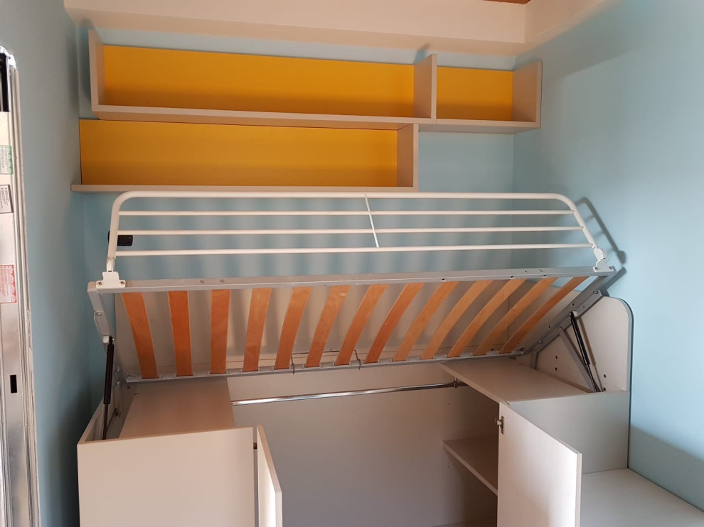 Immagine di una piccola cameretta per bambini da 4 a 10 anni minimalista con pareti gialle