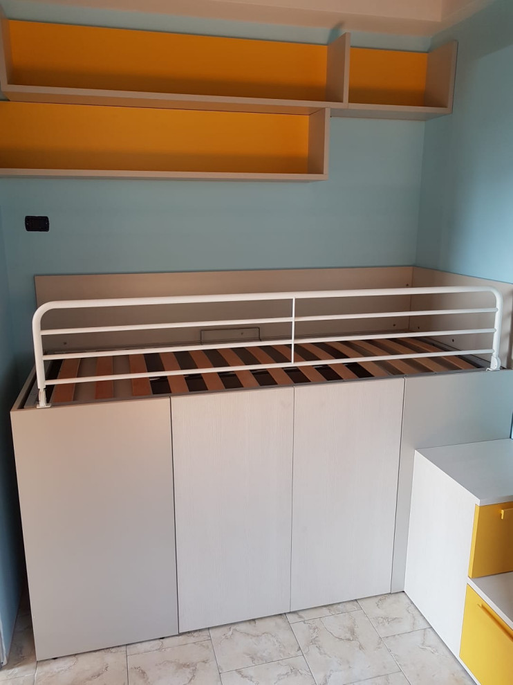 Foto de dormitorio infantil de 4 a 10 años minimalista pequeño con paredes amarillas