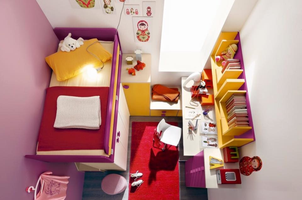 Diseño de dormitorio infantil de 4 a 10 años minimalista pequeño con paredes blancas y suelo de madera en tonos medios