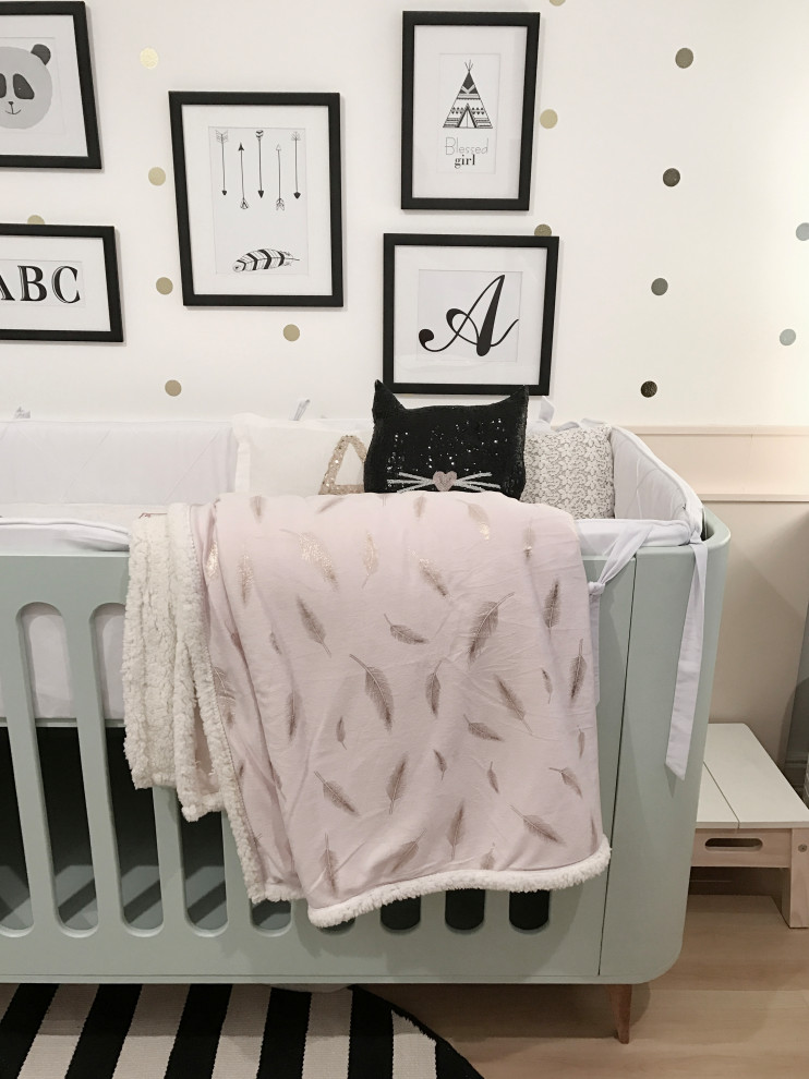 Aménagement d'une petite chambre d'enfant de 1 à 3 ans moderne avec un mur blanc.