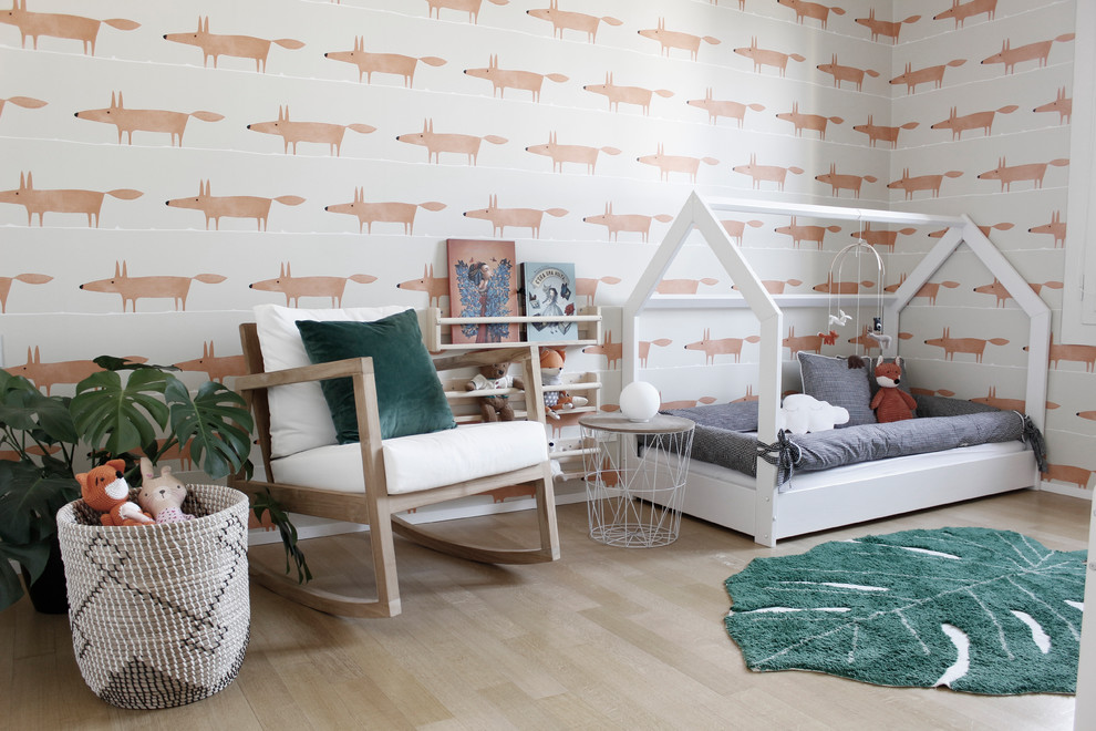 Idéer för mellanstora tropiska könsneutrala småbarnsrum kombinerat med sovrum, med orange väggar, mellanmörkt trägolv och brunt golv