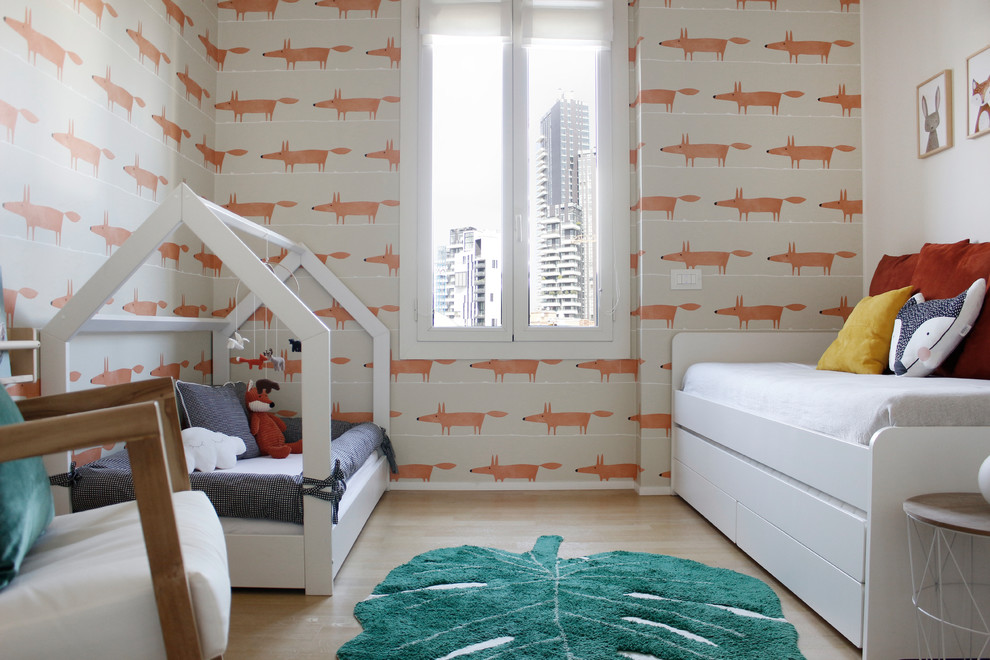 Modelo de dormitorio infantil de 1 a 3 años actual de tamaño medio con paredes multicolor, suelo de madera clara y suelo beige