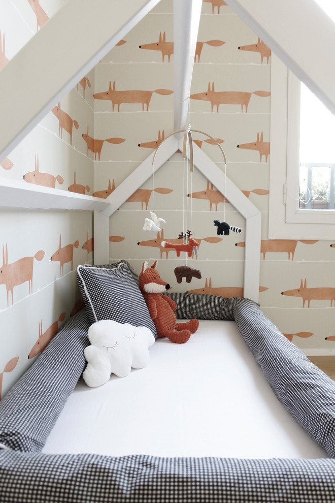 Réalisation d'une chambre d'enfant de 1 à 3 ans ethnique de taille moyenne avec un mur multicolore et un sol en bois brun.