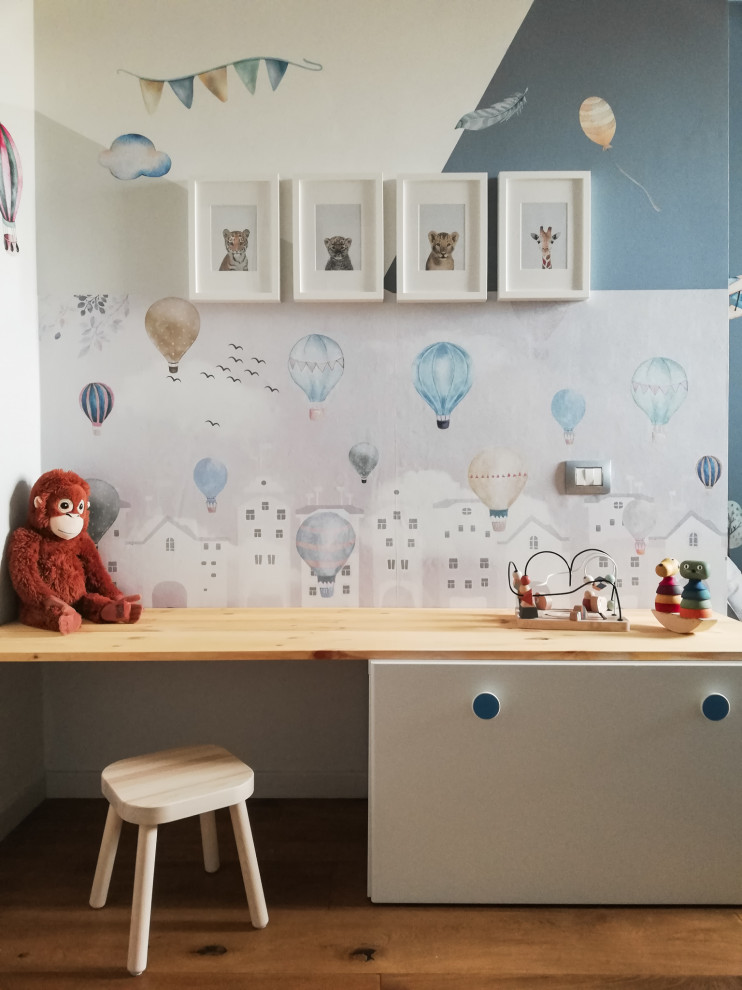 Idee per una cameretta per bambini da 1 a 3 anni contemporanea di medie dimensioni con pareti blu e parquet chiaro