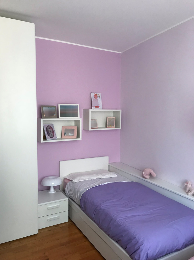 Foto de dormitorio infantil de 4 a 10 años contemporáneo de tamaño medio con paredes rosas, suelo de madera oscura y suelo marrón
