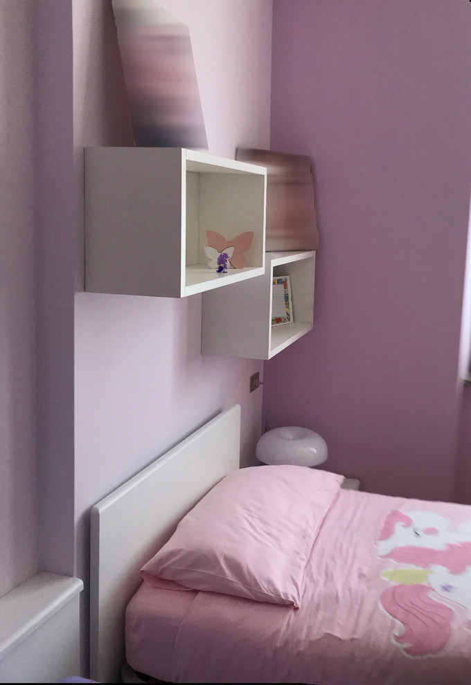 Idee per una cameretta per bambini da 4 a 10 anni minimal di medie dimensioni con pareti rosa, parquet scuro e pavimento marrone
