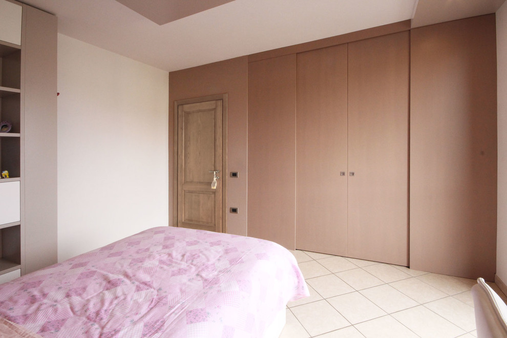 Diseño de dormitorio infantil moderno grande con paredes multicolor, suelo de baldosas de cerámica y suelo rosa