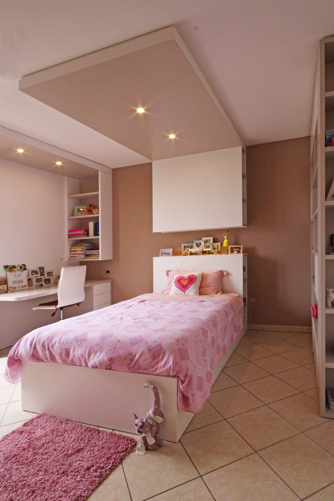 Cette image montre une grande chambre d'enfant minimaliste avec un mur multicolore, un sol en carrelage de céramique et un sol rose.