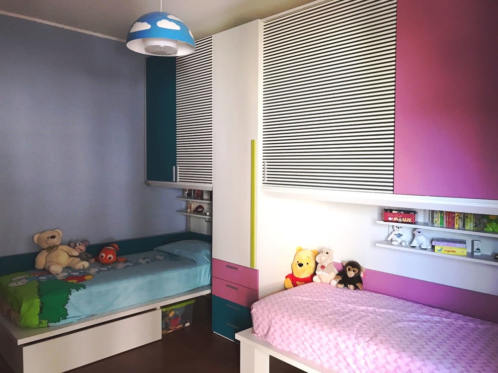 Idee per una cameretta per bambini contemporanea di medie dimensioni con pareti multicolore, pavimento con piastrelle in ceramica e pavimento beige