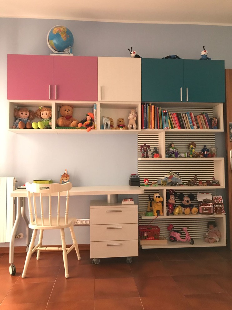Foto de dormitorio infantil actual de tamaño medio con paredes multicolor, suelo de baldosas de cerámica y suelo beige