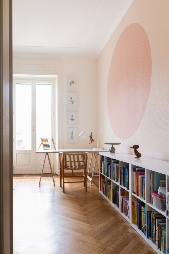 Bild på ett funkis tonårsrum kombinerat med skrivbord, med rosa väggar, mellanmörkt trägolv och brunt golv