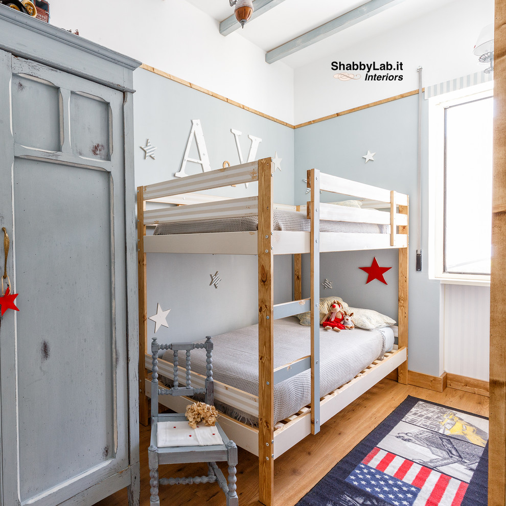 Diseño de dormitorio infantil de 4 a 10 años romántico pequeño con paredes azules
