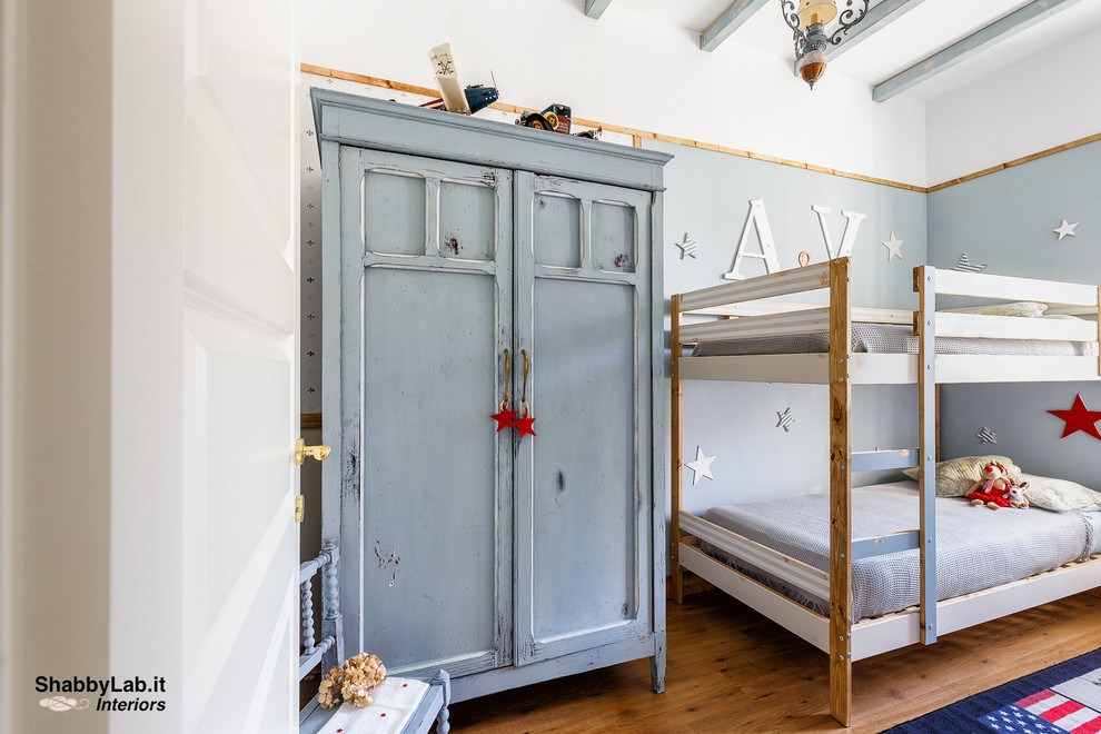 Idéer för att renovera ett litet shabby chic-inspirerat pojkrum kombinerat med sovrum och för 4-10-åringar, med blå väggar