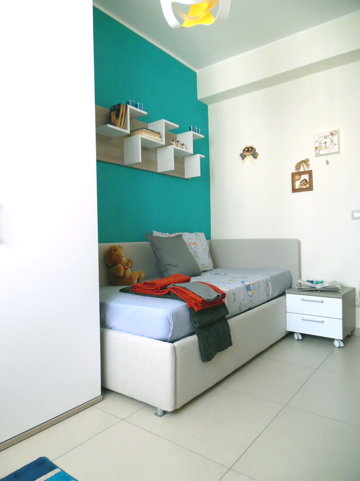 Idee per una piccola cameretta per bambini minimalista con pareti multicolore, pavimento in gres porcellanato e pavimento beige