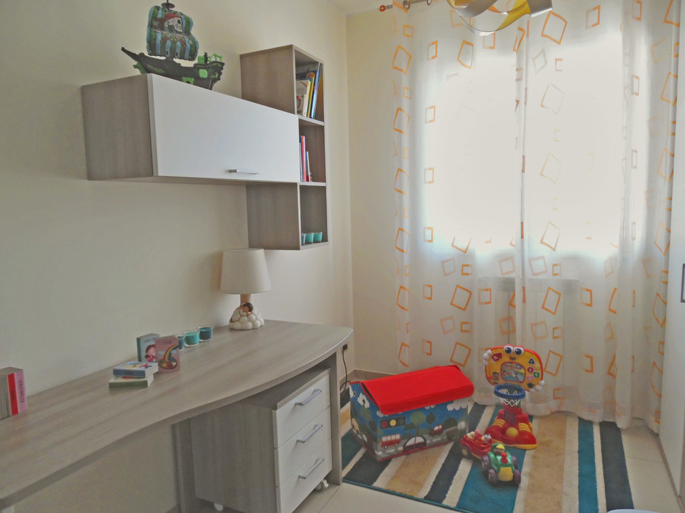 Aménagement d'une petite chambre d'enfant moderne avec un mur multicolore, un sol en carrelage de porcelaine et un sol beige.